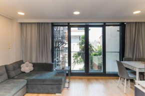 Chic 1 BR Apt w/AC in Cihangir